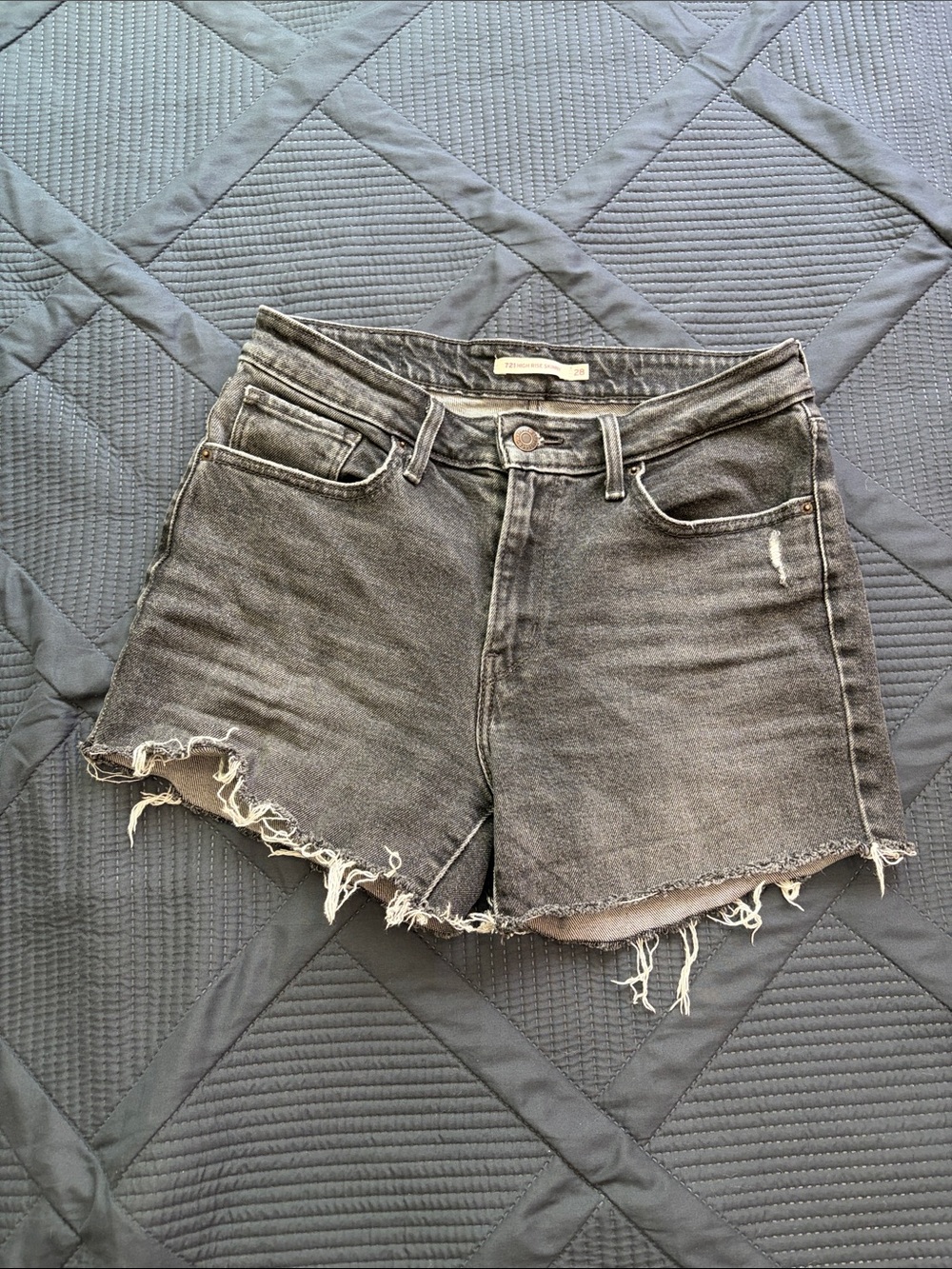 Levi’s 721 High Rise Skinny Cut Off Shorts Women’s Size 28 Black Denim Raw Hem